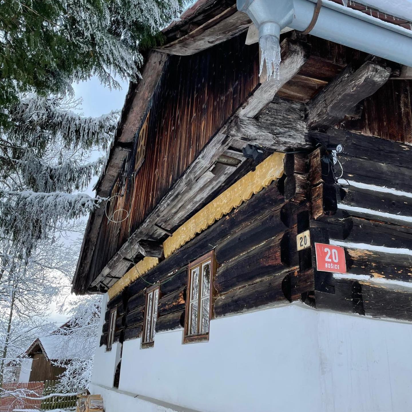 Malebná chalupa u Javorníku na Šumavě Vacov Esterno foto