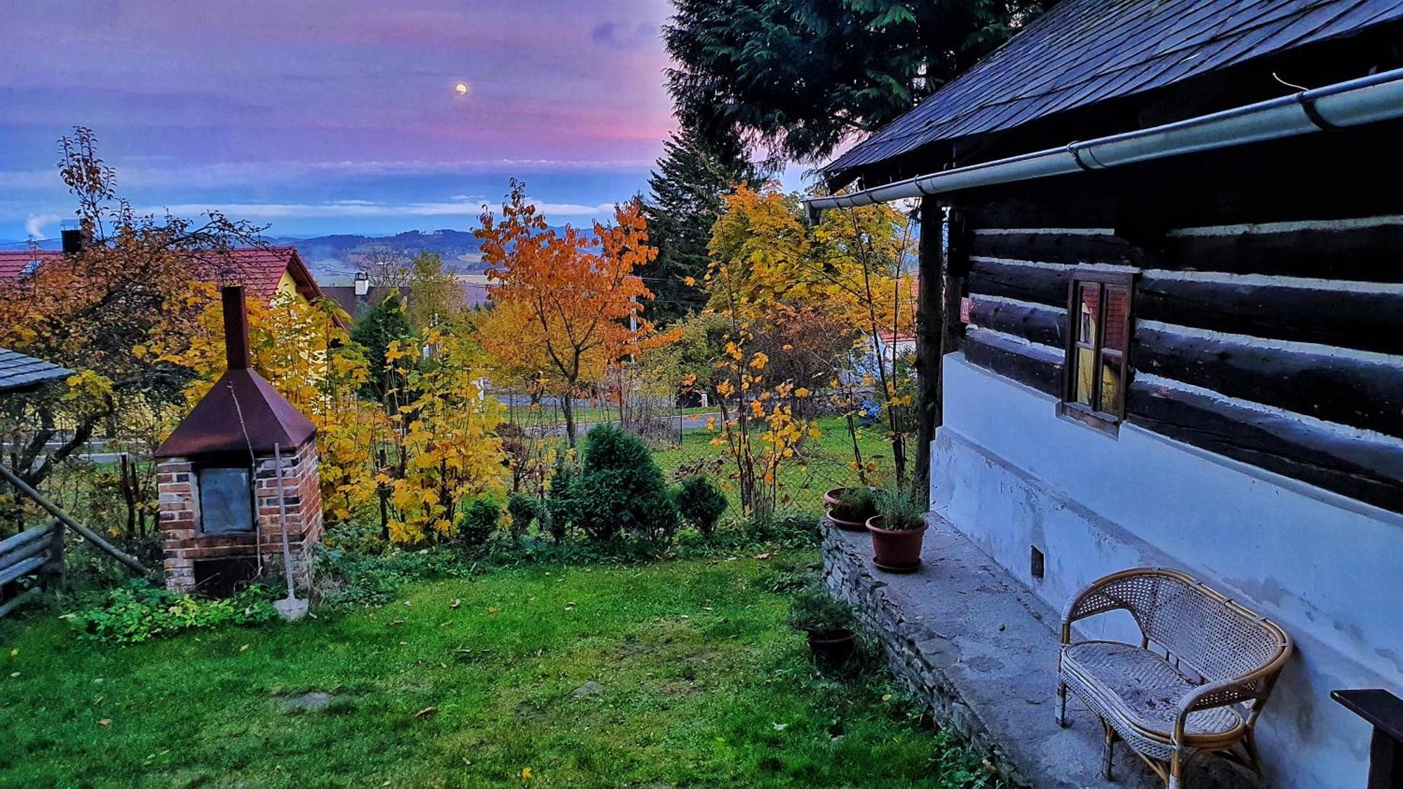 Malebná chalupa u Javorníku na Šumavě Vacov Esterno foto