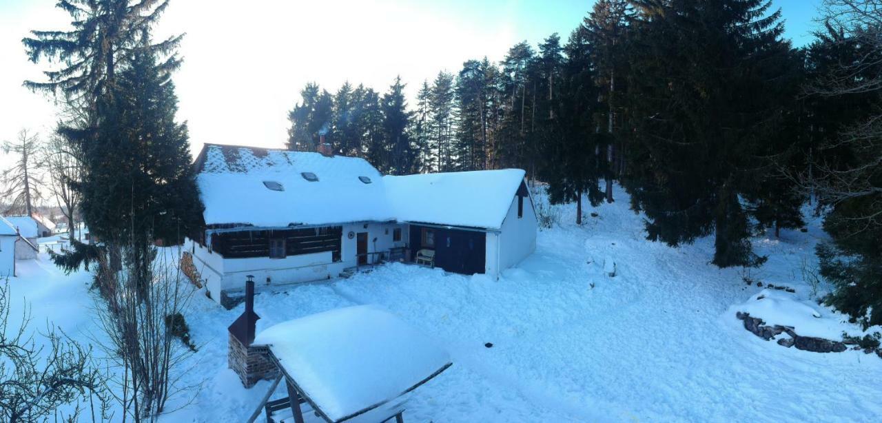 Malebná chalupa u Javorníku na Šumavě Vacov Esterno foto